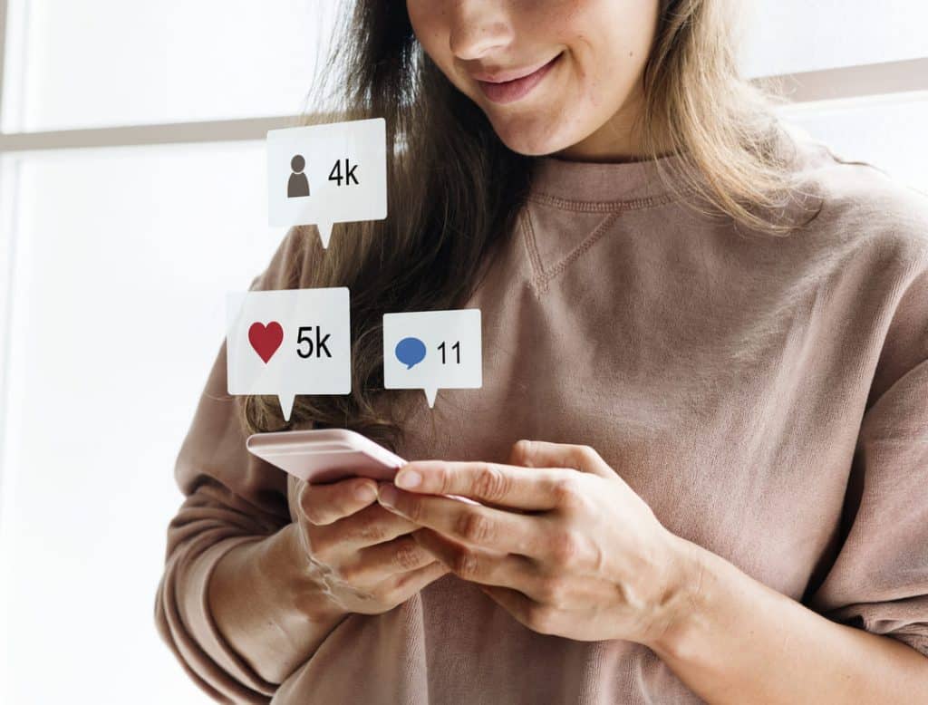 Mulher usando redes sociasi profisionais