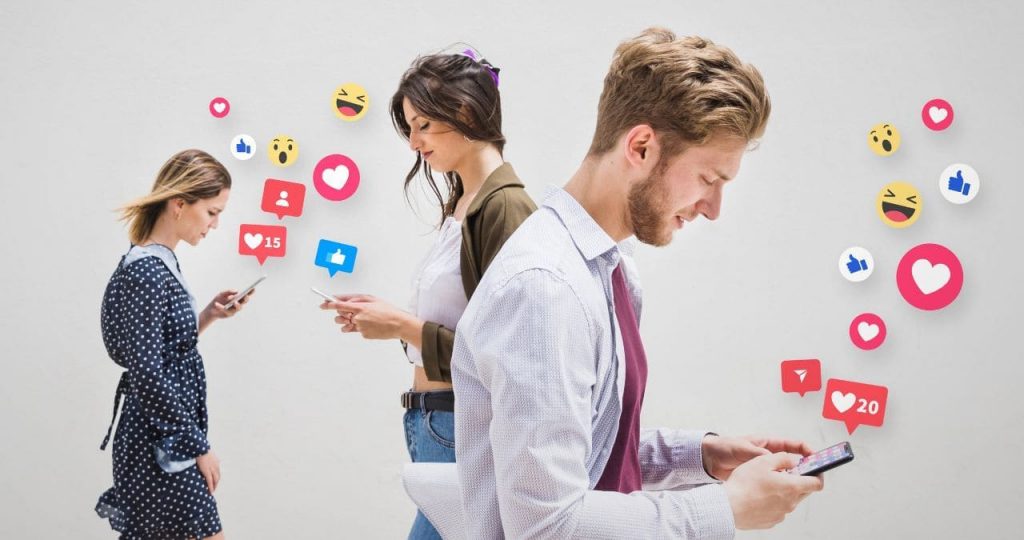 pessoas usando redes sociais hoje em dia
